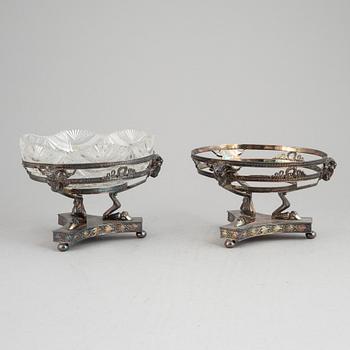 A pair of Gustavian style silver and glass bowls. A.G.Dufva, Stockholm, 1912.