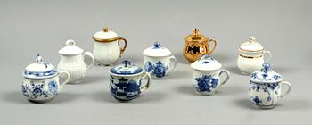 CREMEKOPPAR med LOCK, 22 st, porslin, bl.a Meissen, Rörstrand, Royal Copenhagen, Dresden, Limoges och Wedgwood.