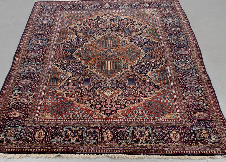 A rug, semi-antique Kashan, ca 216,5 x 140 cm.