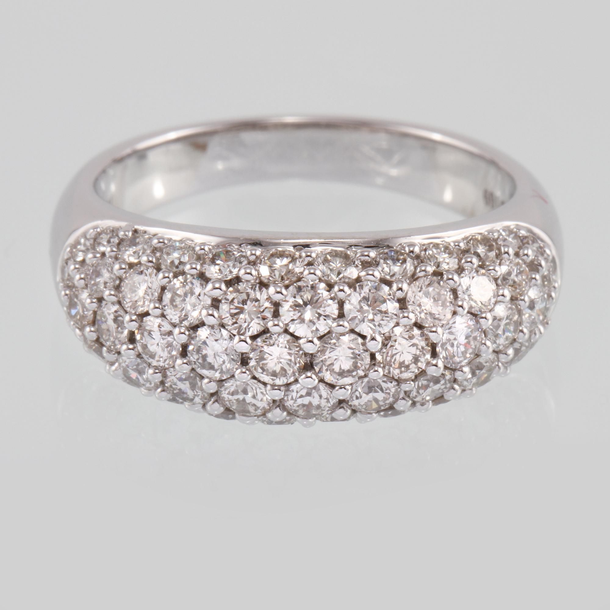 RING, 18k vitguld med 56 briljantslipade diamanter, totalt 1.69 ct. Vikt 7 g.