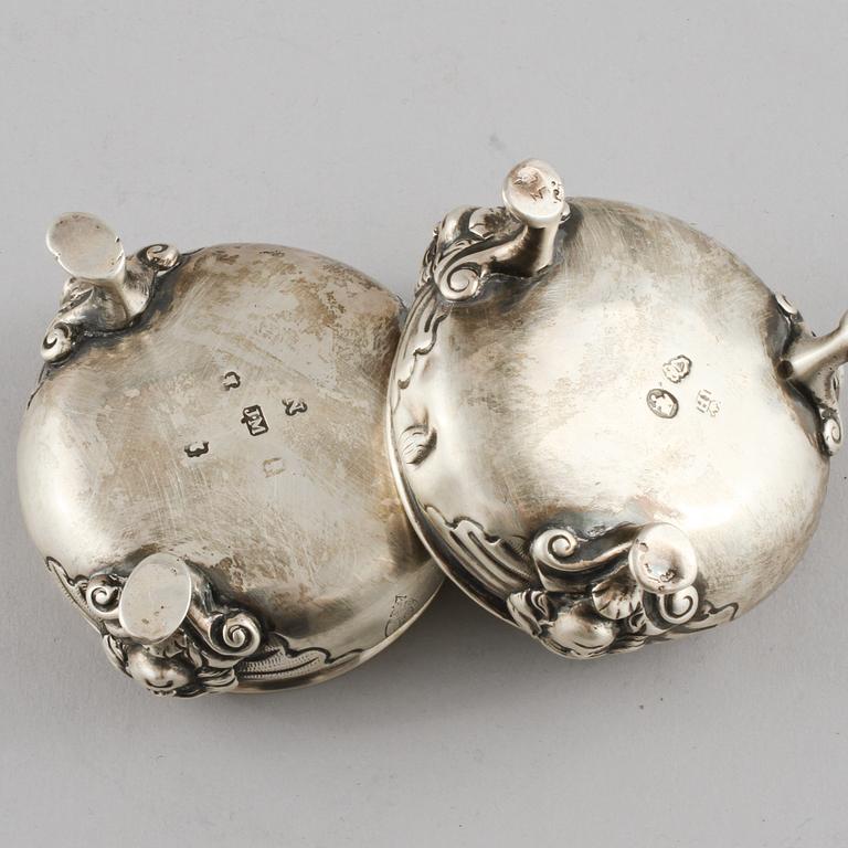 SALTKAR, 2 st snarlika, silver, Dublin, Irland, 1800-talets första hälft. Vikt 215 g.