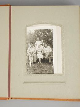FOTOALBUM, ca 40 bilder, Jugend, omkring år 1900.