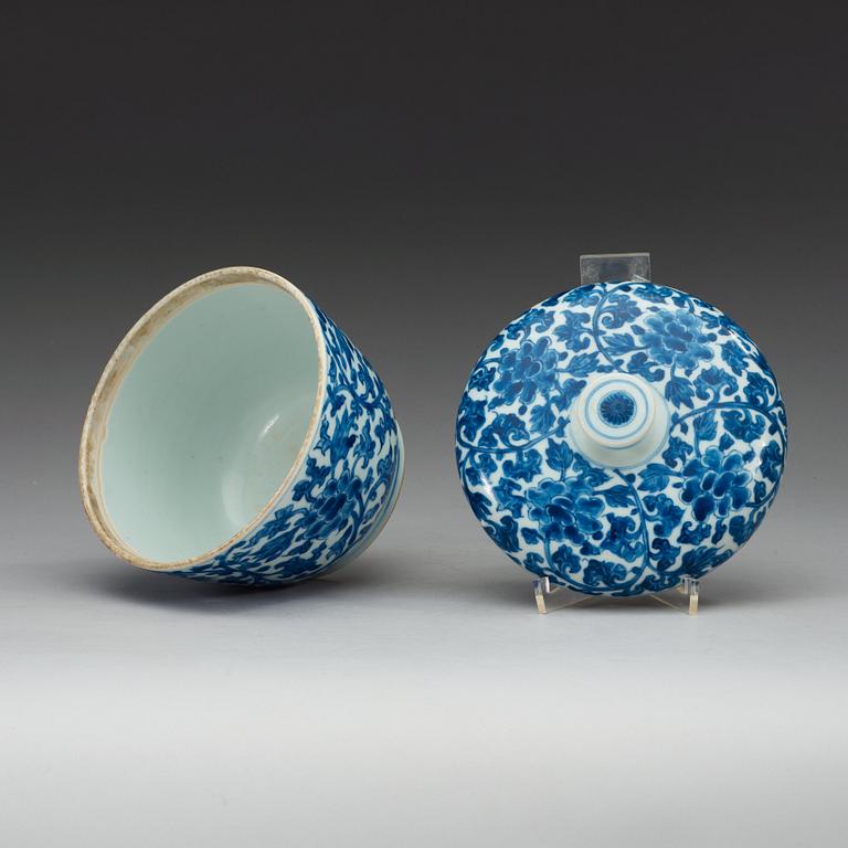 A blue and white bowl with cover, Qing dynasty, Kangxi (1662-1722).