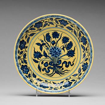 690. A yellow glazed blue and white dish, Republic with Qianlongs six character mark.