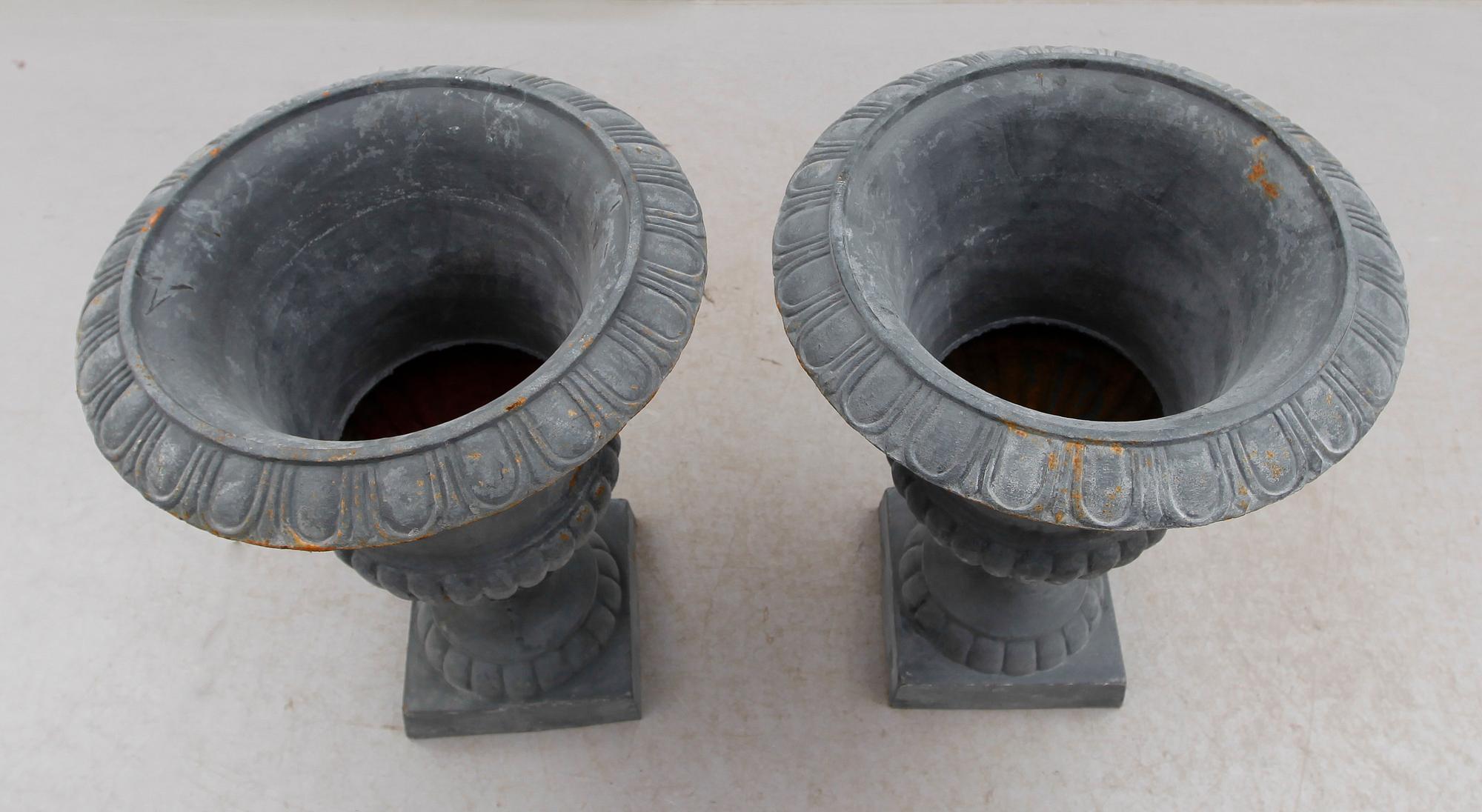 TRÄDGÅRDSURNOR, 1 par, gjutjärn, modern tillverkning.