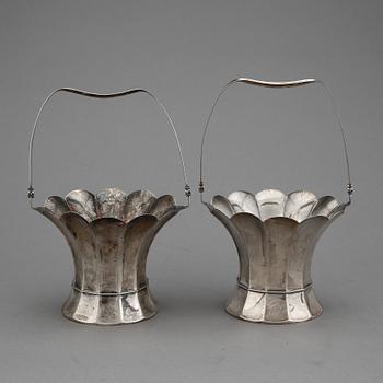 KORGAR, STÄLL och BRICKA, 4 delar, bla silverhalt 800, Tyskland omkring år 1900. Total vikt ca 1155 gram.