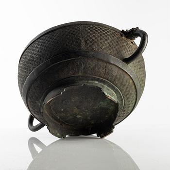 A Chinese archaic bronze ritual vessel with cover, late Ming/early Qing.