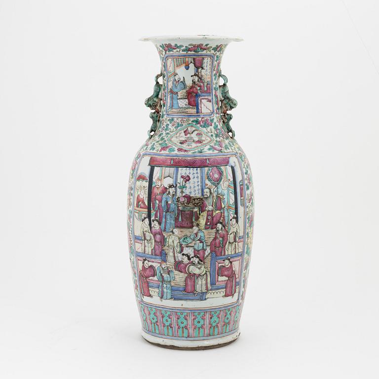 Golvvas, porslin. Qingdynastin 1800-tal.