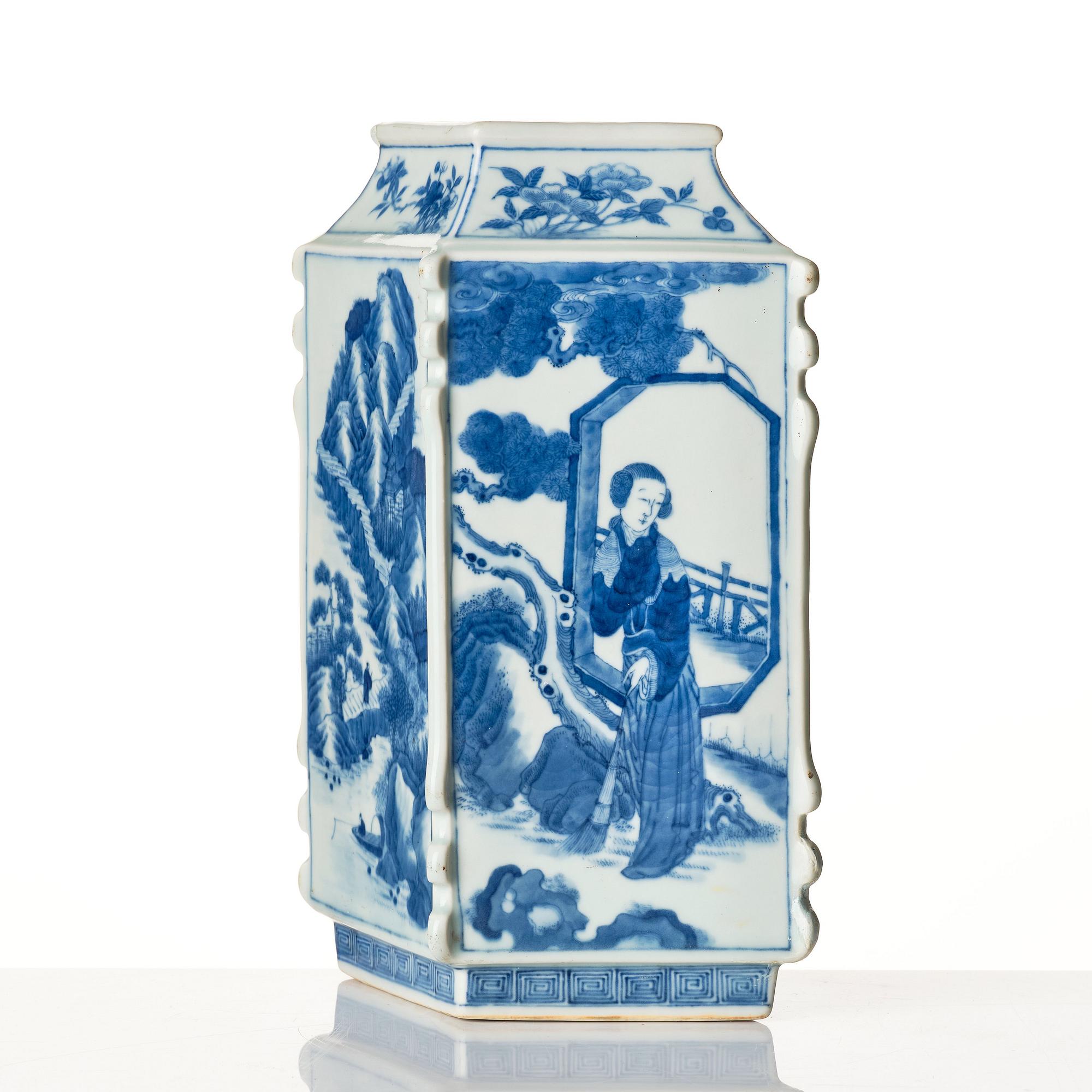 A blue and white vase, late Qing dynasty.