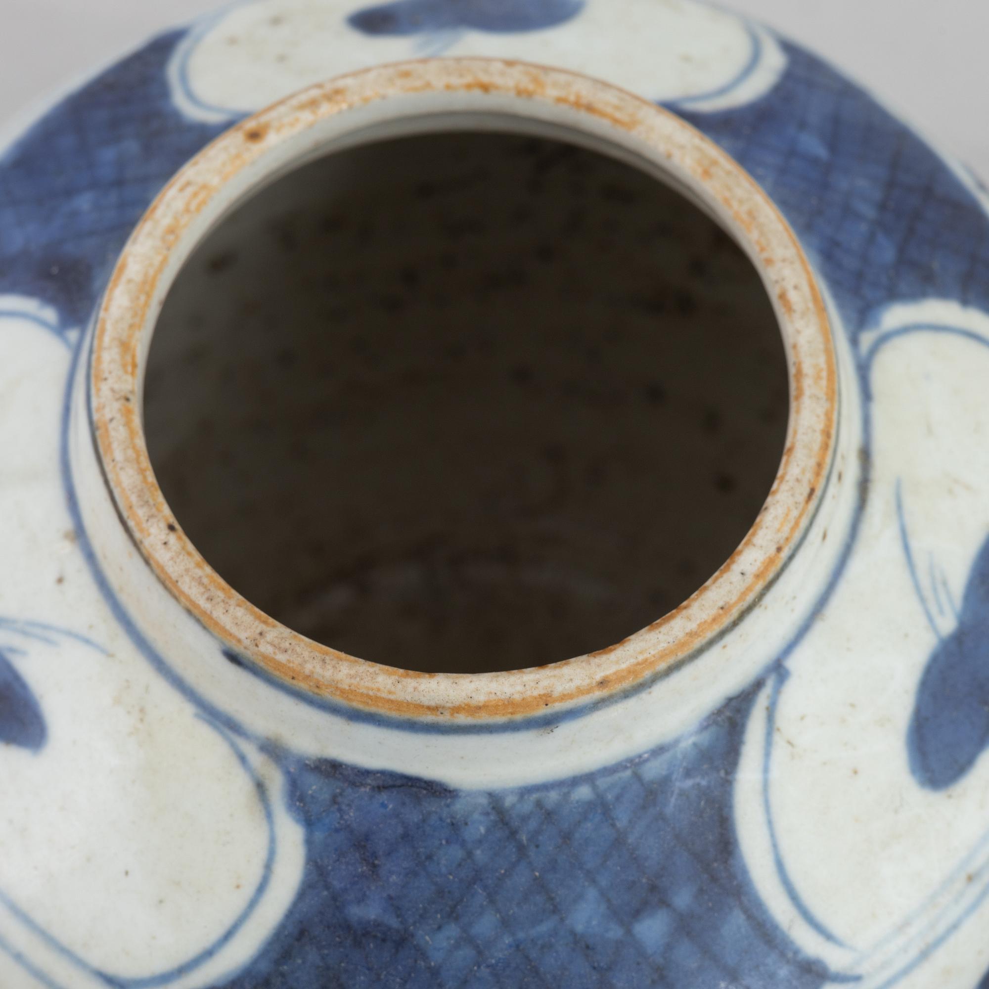 A blue and white Swatow dish  and two blue and white urna, China, Ming dynasty (1368-1644).