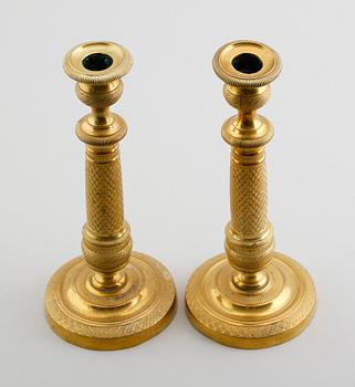 LJUSSTAKAR, 1 par, förgylld brons, senempire, 1800-talets första hälft.