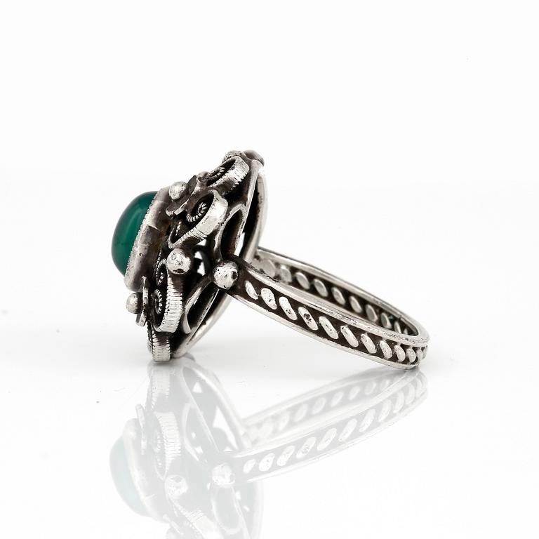 ARMBAND, HALSBAND samt RING, med cabochonslipade gröna stenar, silver.