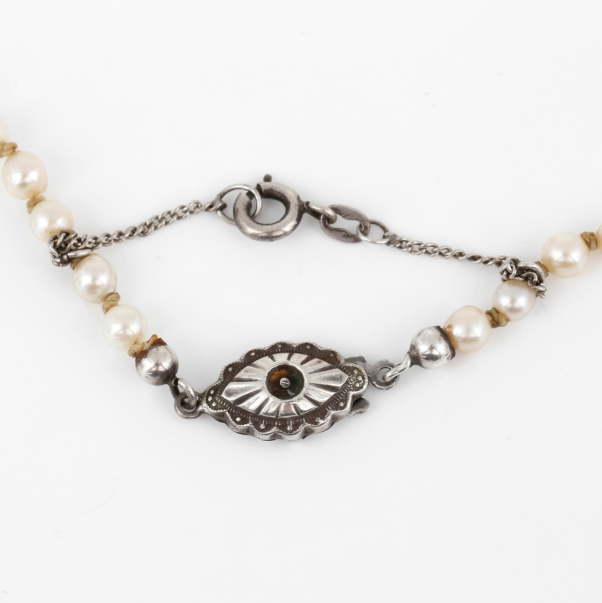 HALSBAND, med odlade pärlor och silverlås.