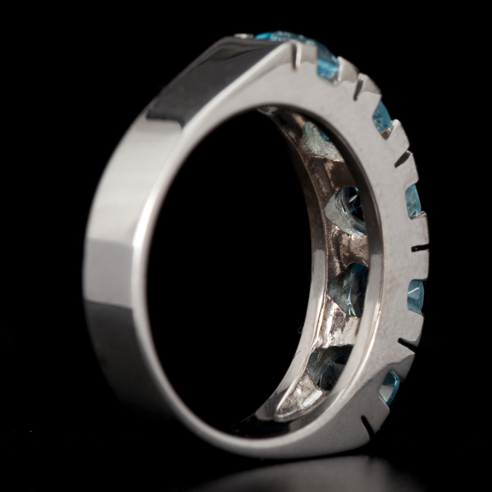 ALLIANSRING, vitguld 14K, 5 topaser, tot. 3,31 ct. Vikt 6,08 g.
