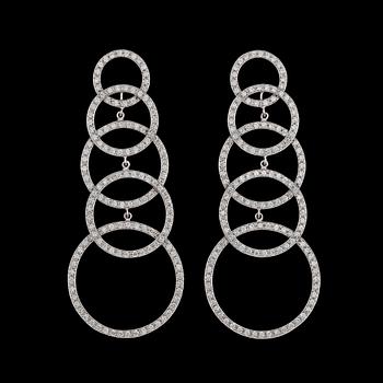 1222. A pair of brilliant cut diamond earrings, tot. 3.38 cts.