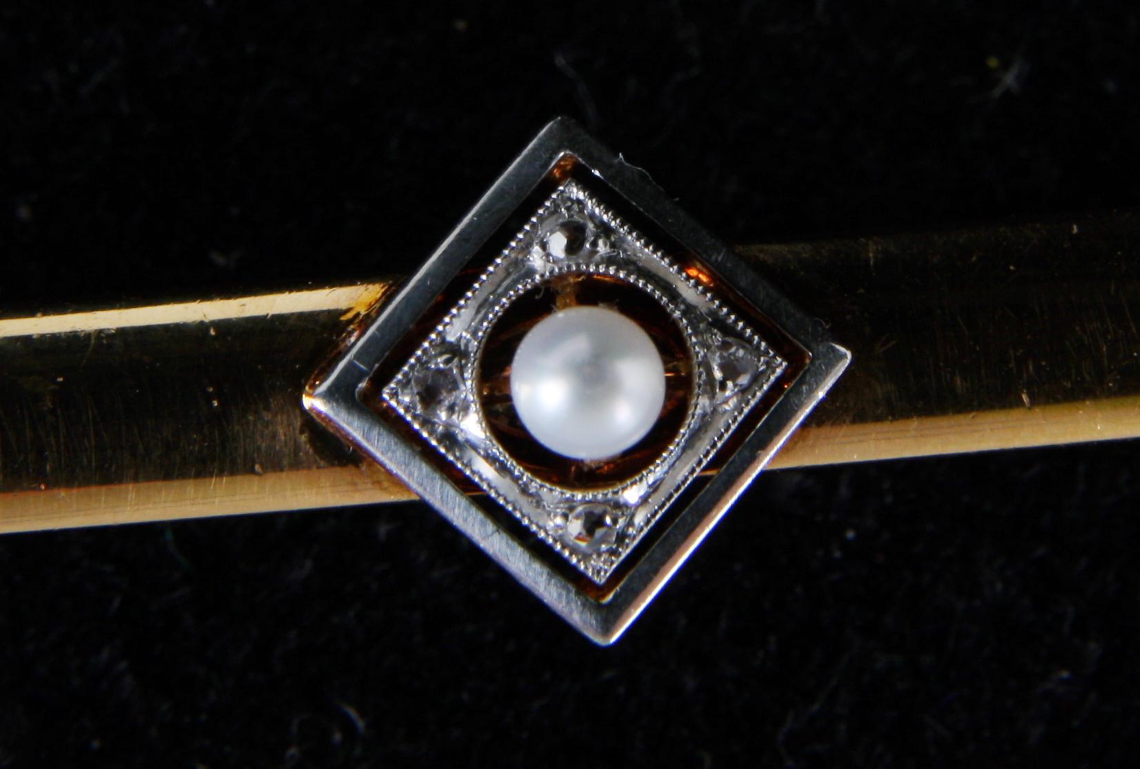 KRÅSNÅL, 20K guld med rosenstenar o sötvattenspärla. 1894.