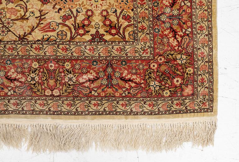 Matta, Hereke, silk, ca 148 x 105 cm.