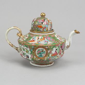 A set of 3 famille rose Canton tea pots and a suger bowl, Qing dynasty, late 19th Century.