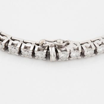 A tennis bracelet in 18K gold set with round brilliant-cut diamonds.