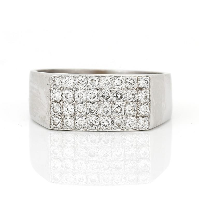 RING, 18K vitguld med briljantslipade diamanter, tot ca 0,64 ct. Total vikt ca 11,78 g.