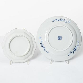 Sju assietter, litet fat samt flaska, porslin, Japan, 1800-/1900-tal.