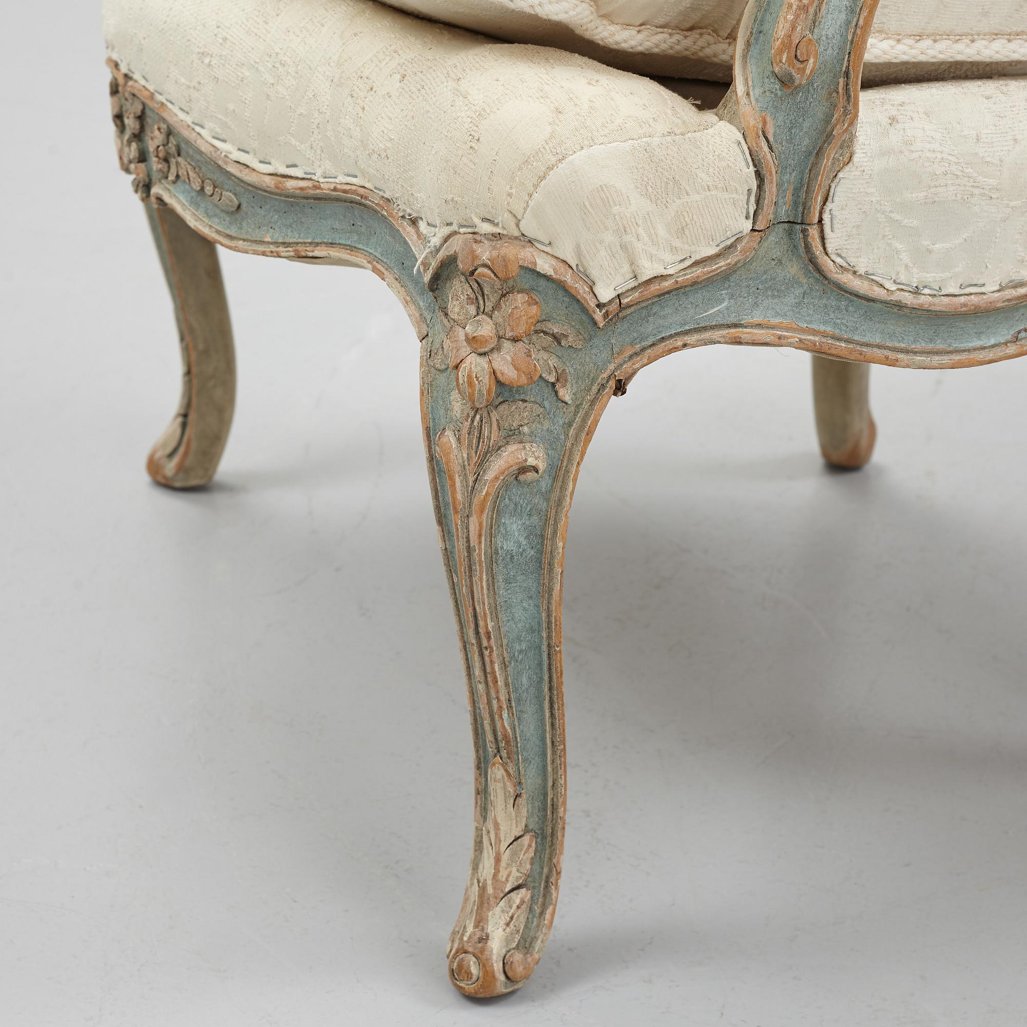 Karmstolar, ett par, rokokostil, omkring 1900.