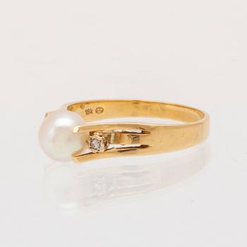 Ring 18K gold with a cultured pearl and round single-cut diamonds.