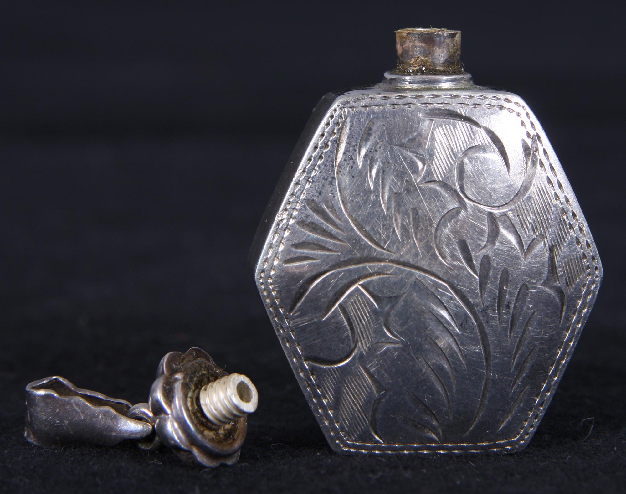 BROSCHER, 2 st samt HÄNGE, silver, bl a Wedgwood, 1900-tal.