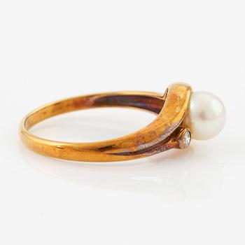 Ring, 18K guld med odlad pärla och briljantslipad diamant.