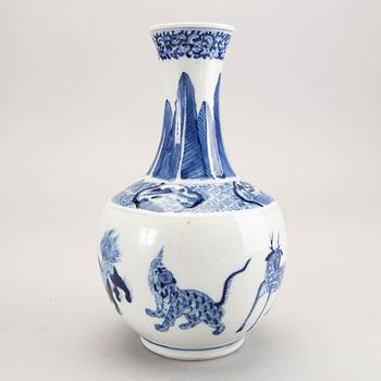 A late Qing blue and white porcelain vase.