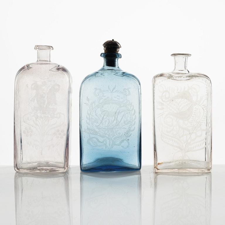Brännvinsflaskor, tre stycken, bland annat Cedesbergs glasbruk, 17/1800-tal.