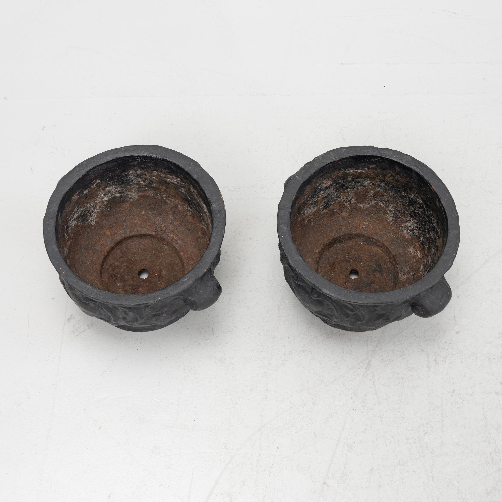 A pair of cast iron garden urns, 'Barockurnan', Näfvqvarns Bruk, Sweden, 20th century.