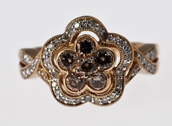 RING, 14 K guld med bruna briljantslipade diamanter, tot 0.45 ct samt briljantslipade diamanter, tot 0.35 ct.