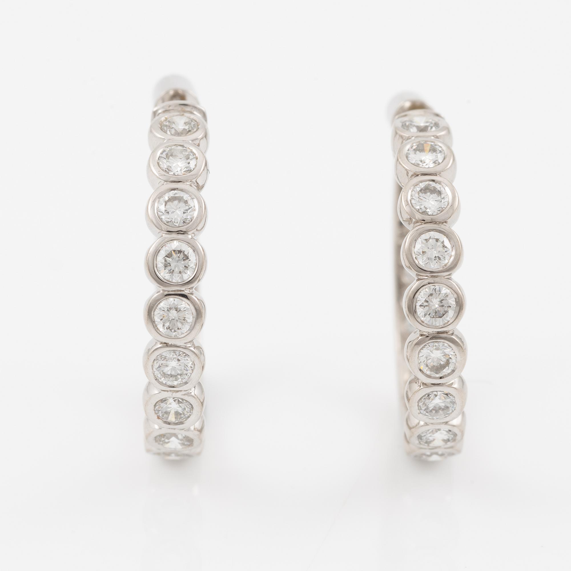 Ett par örhängen 18K vitguld med runda briljantslipade diamanter.