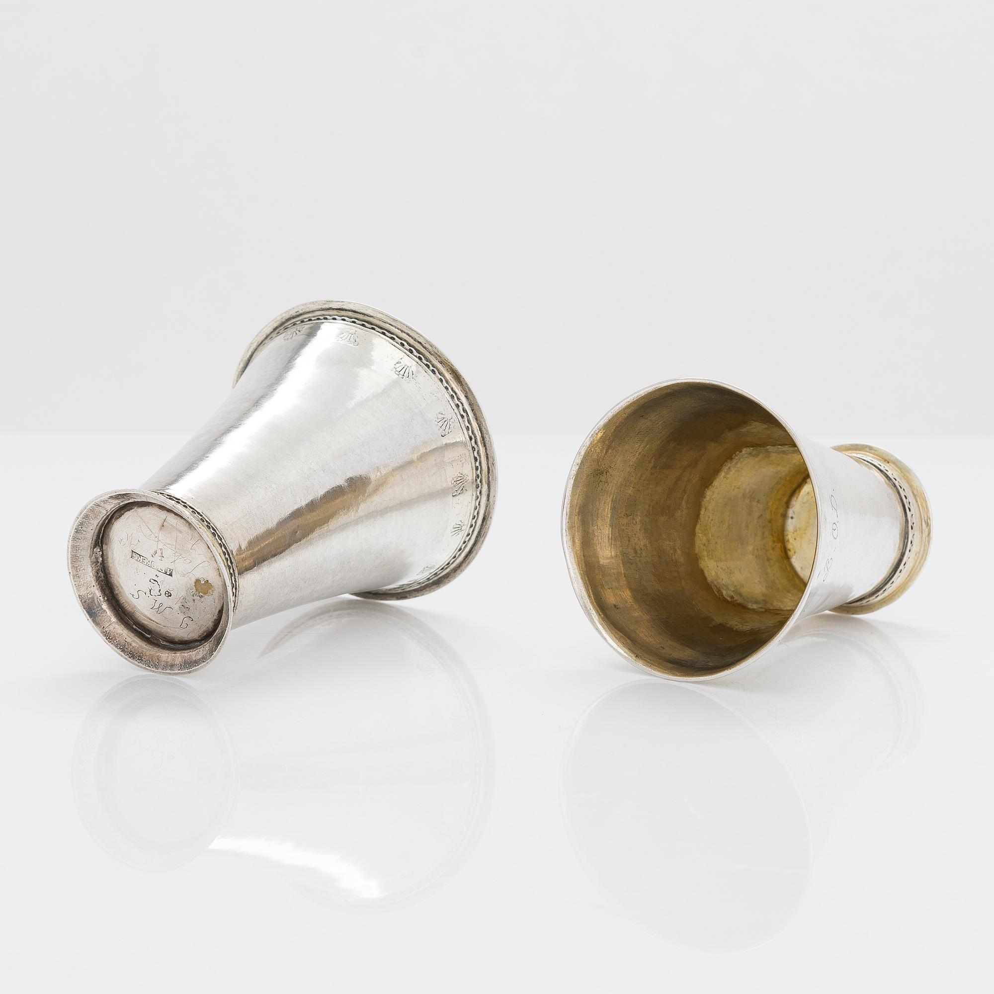 Bägare, 2 st, silver, M. Simons, Piteå (1756-59) och Arvid Floberg, Stockholm (1763-1802).