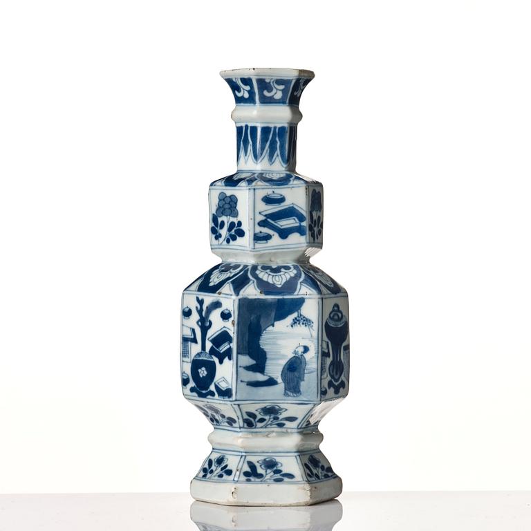 A blue and white vase, Qing dynasty, Kangxi (1662-1722).