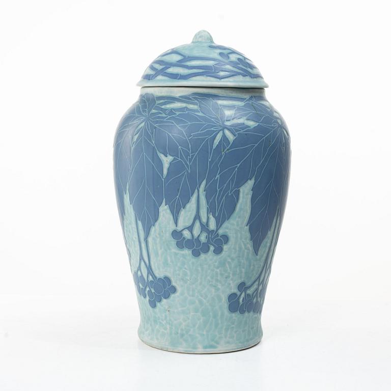 Josef Ekberg, A 'Sgrafitto' lidded creamware urn, Gustavsberg, 1924.