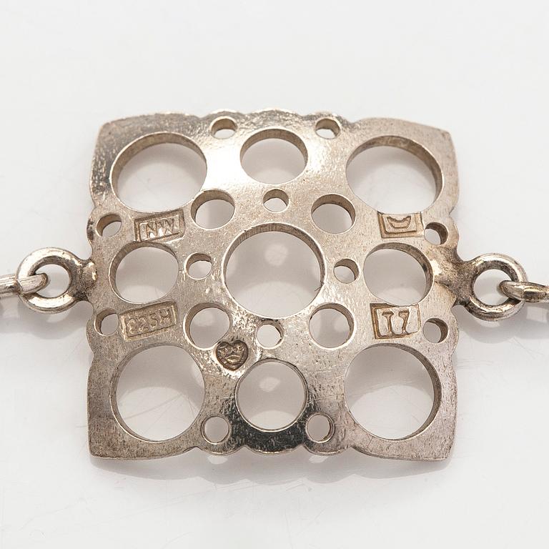 Liisa Vitali, kaulaketju ja rannekoru, "Leppäkerttu", sterling hopeaa, Westerback, Helsinki 1971 ja 1972.