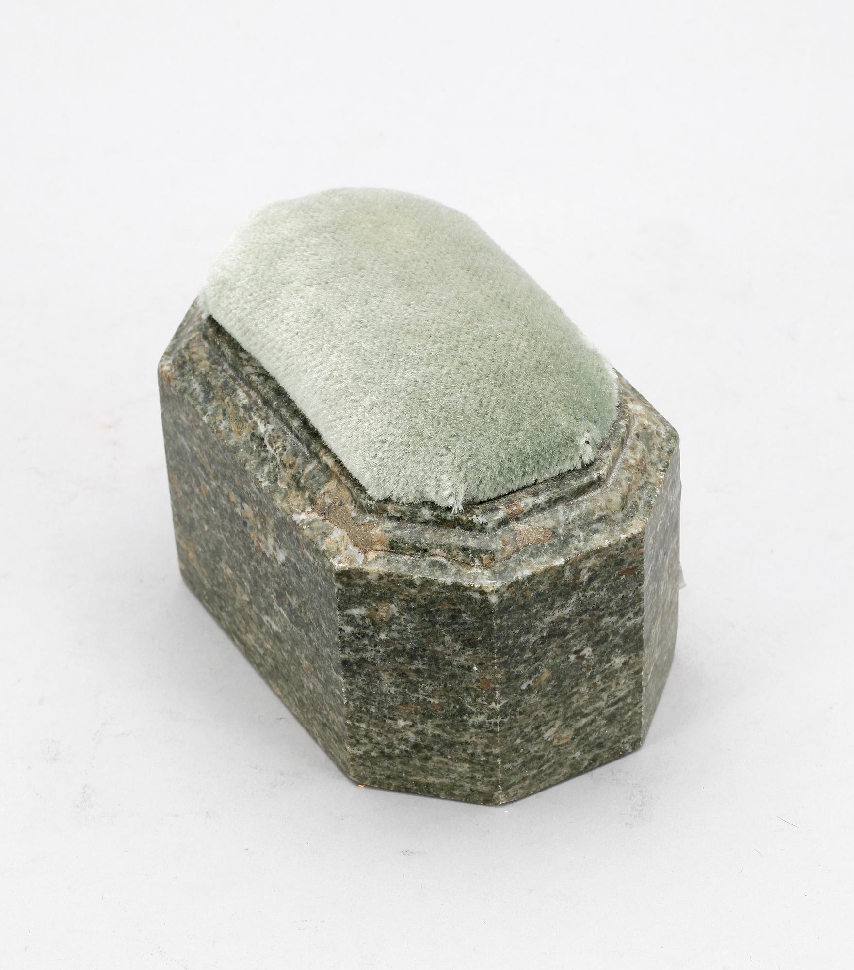 NÅLDYNA, Kolmårdsmarmor, 1800/1900-tal.