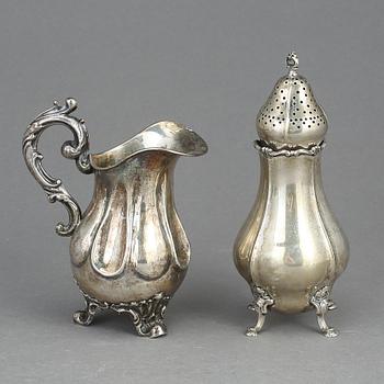 GRÄDDKANNA & SOCKERRUSKA, Silver, bland annat Bror Eric Skogsborg, Eskilstuna, 1864. Total vikt ca 263g.