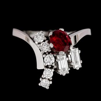 83. A ruby, 0.76 cts, and baguette- and brilliant cut diamond ring, tot. 0.67 cts.