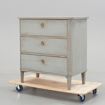 A 20th century Gustavian style chest of drawers.