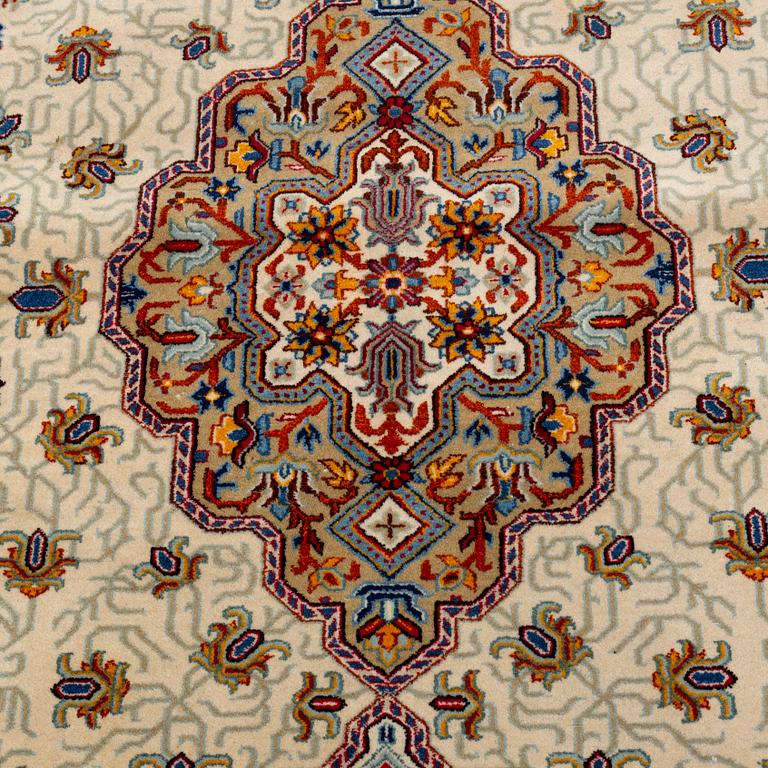 A RUG, Old Kashan ca 207 x 137 cm.