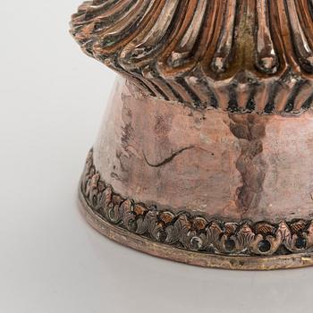 Voiamppupari, Tiibet, kupari, hopeoitu koristelu. 1800-luku.