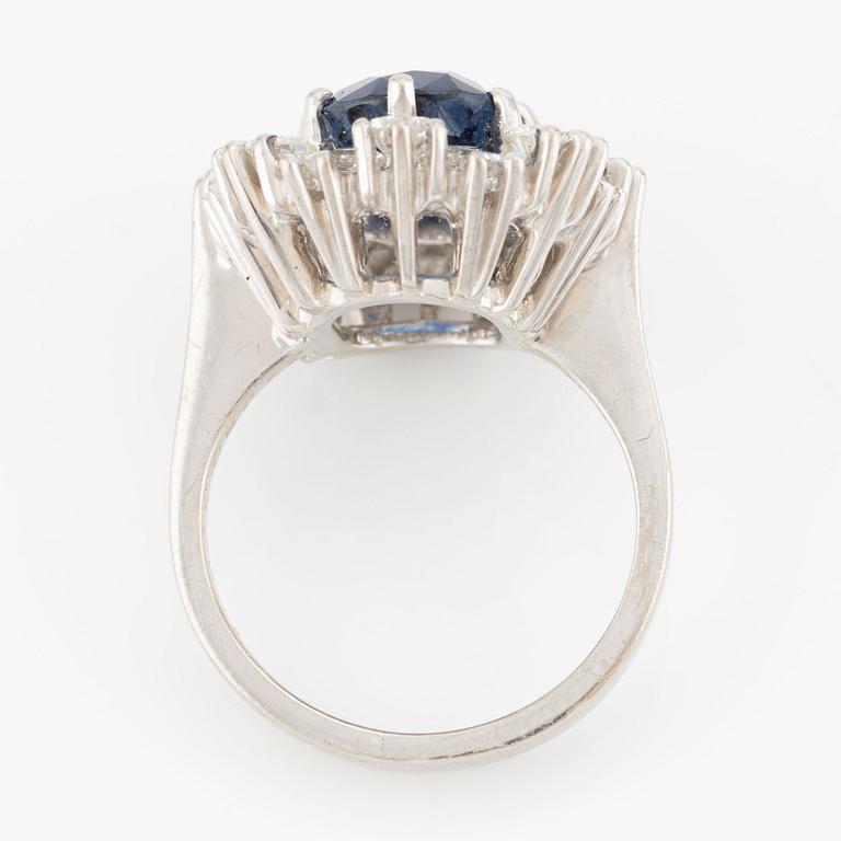 Ring in 18K white gold with a faceted sapphire and round brilliant and baguette-cut diamonds.