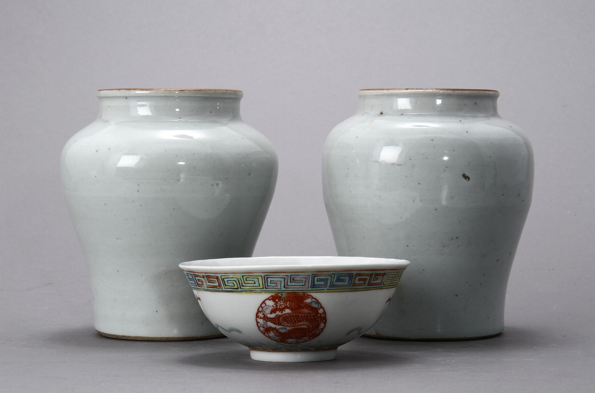 VASER, ett par, stengods, Kina, 1600-tal samt SKÅL, porslin, 1900-tal.