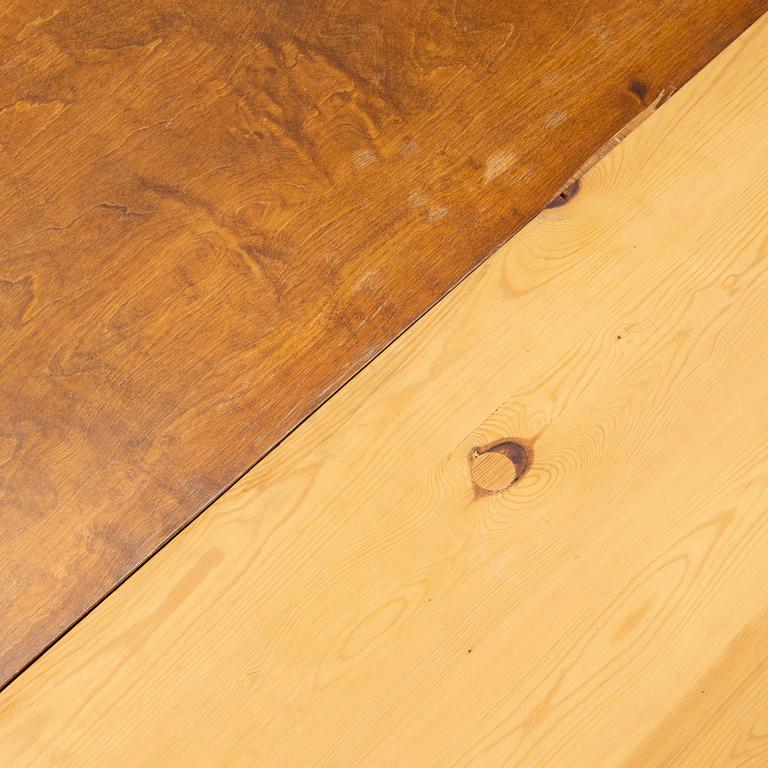 A late 19th century dining table.