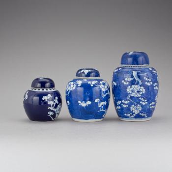 URNOR med LOCK, 3 st. Porslin, Kangxistil, Kina. 1900-tal.