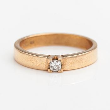 A 14K gold ring with a princess-cut diamond ca. 0.13 ct.