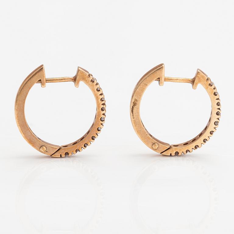 A pair of 14K gold earrings with diamonds ca. 0.60 ct in total.